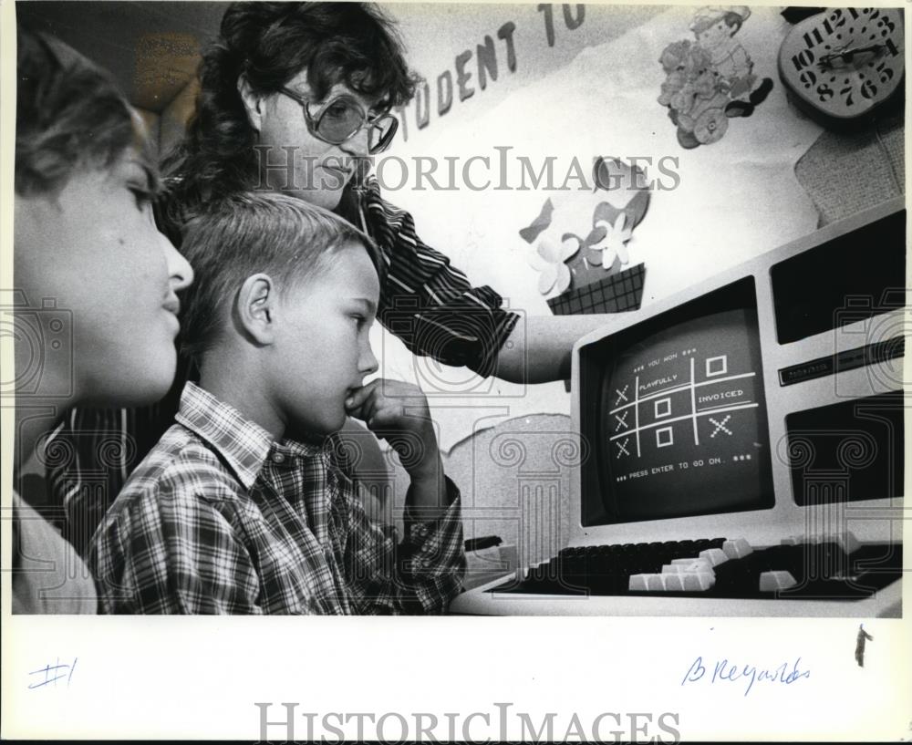 1985 Press Photo David Delaney, Tom Flanagan challenge computer game HOSTS - Historic Images