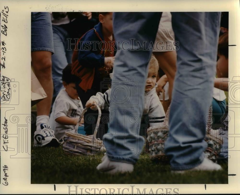 1996 Press Photo Children at Easter Egg Hunt - orb11278 - Historic Images