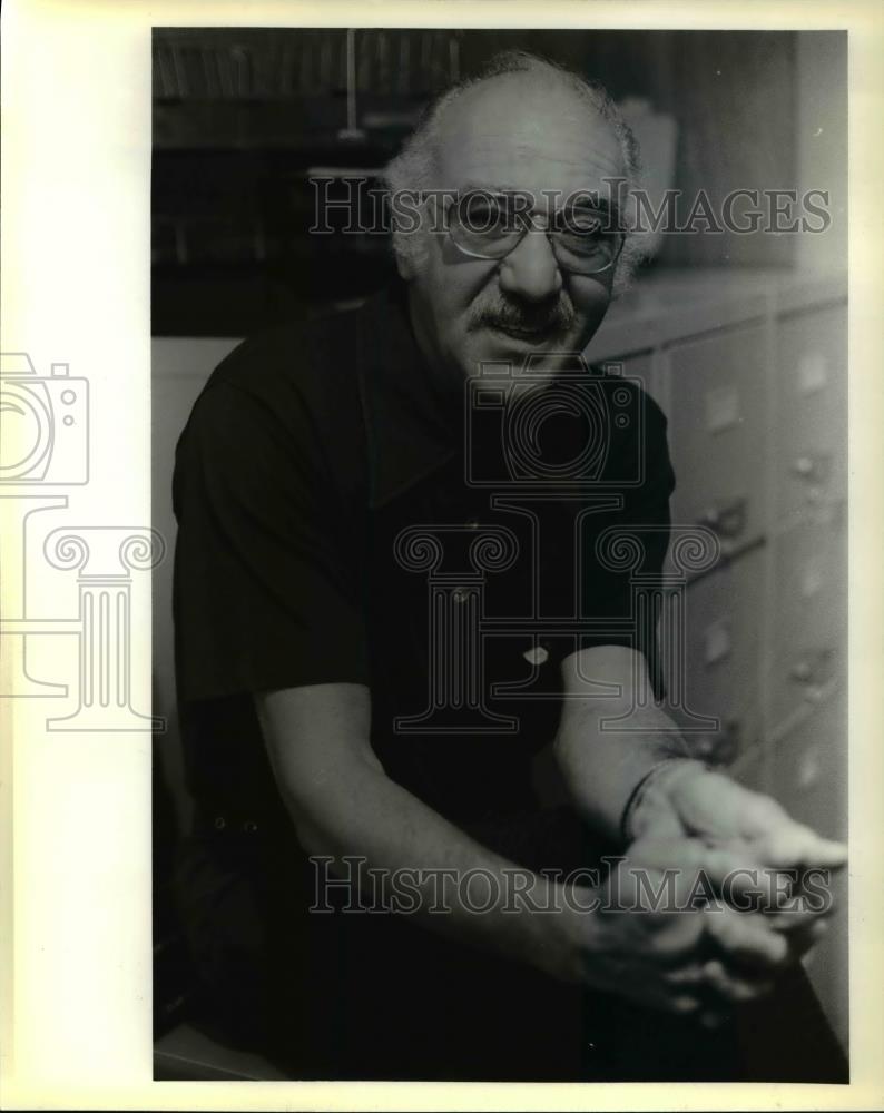 1980 Press Photo Mauro Potestio packed 30 years of memories in boxes this week - Historic Images
