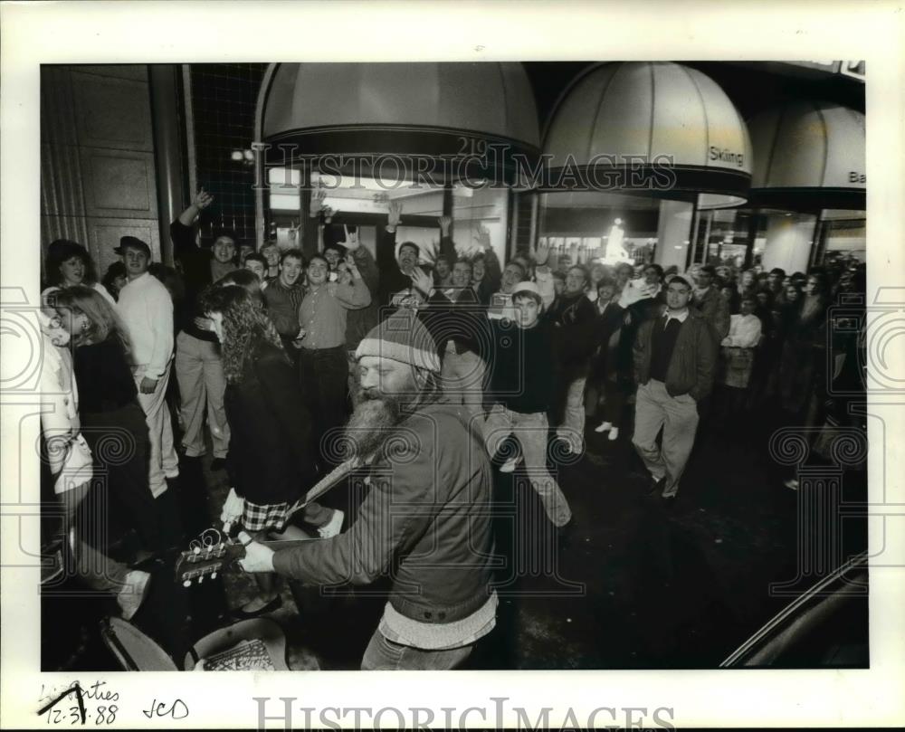 1989 Press Photo Partygoers at Dakota Cafe in Portland as Bill Burnham plays - Historic Images