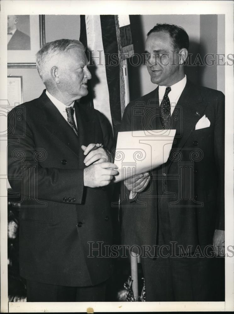 1934 Press Photo Sherman Minton presents his credentials to John N. Garner - Historic Images