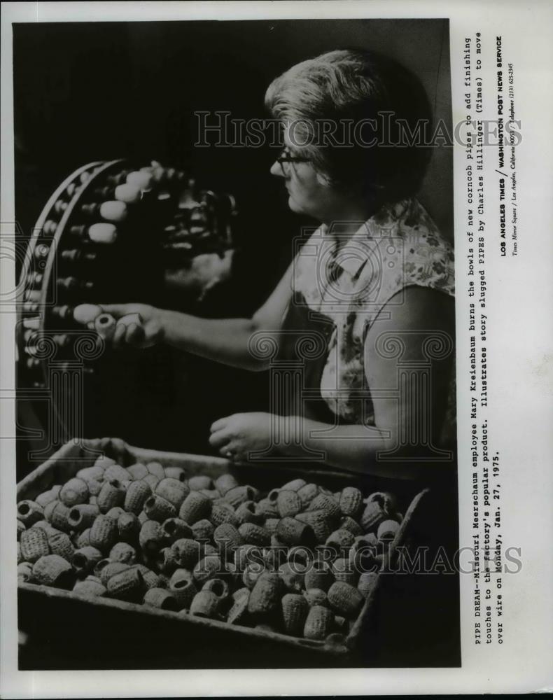 1975 Press Photo Missouri Meerschaum employee Mary Kreienbaum burns corncob pipe - Historic Images