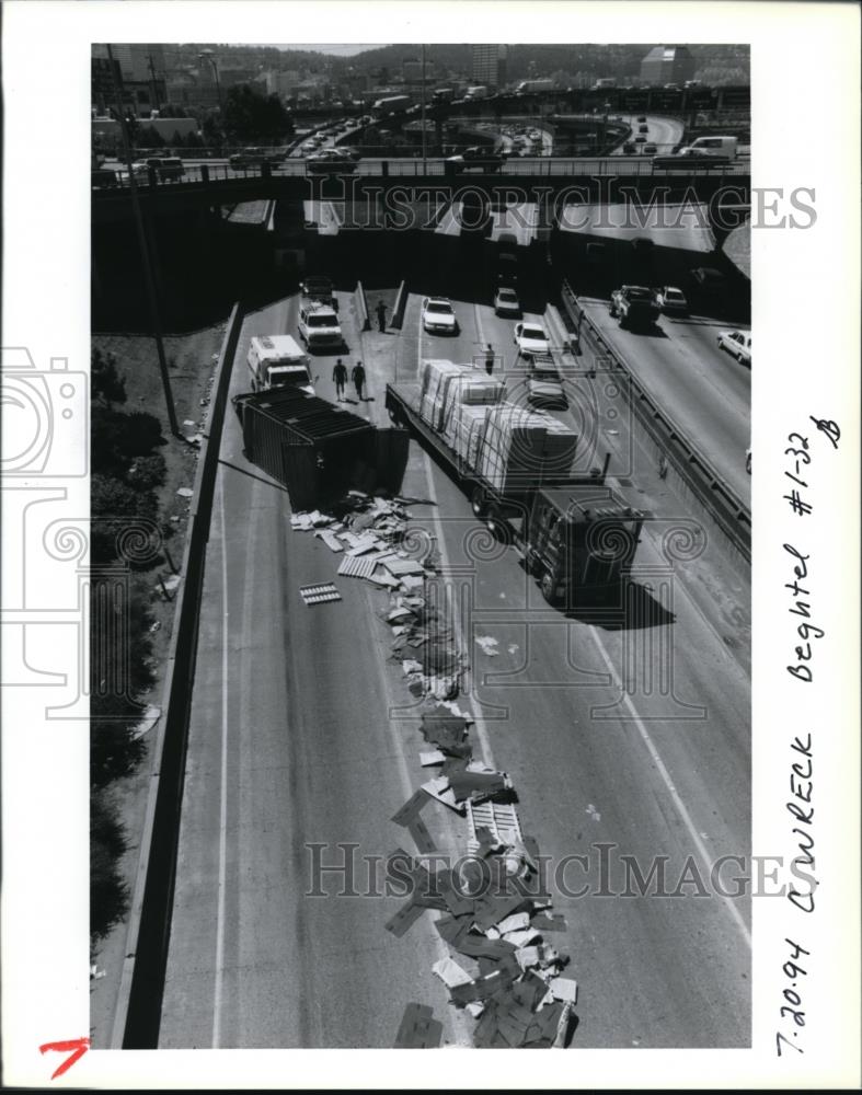 1994 Press Photo Minor truck accident in Portland - orb55289 - Historic Images