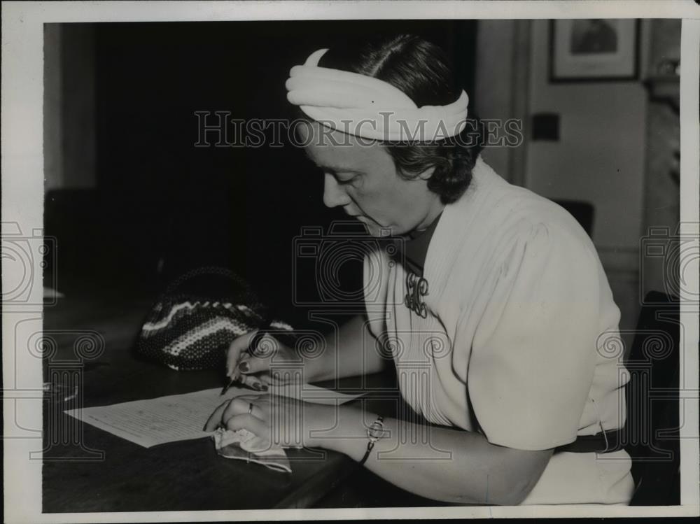 1937 Press Photo Mrs Libby Levine applies to serve on a NY jury - nee89420 - Historic Images