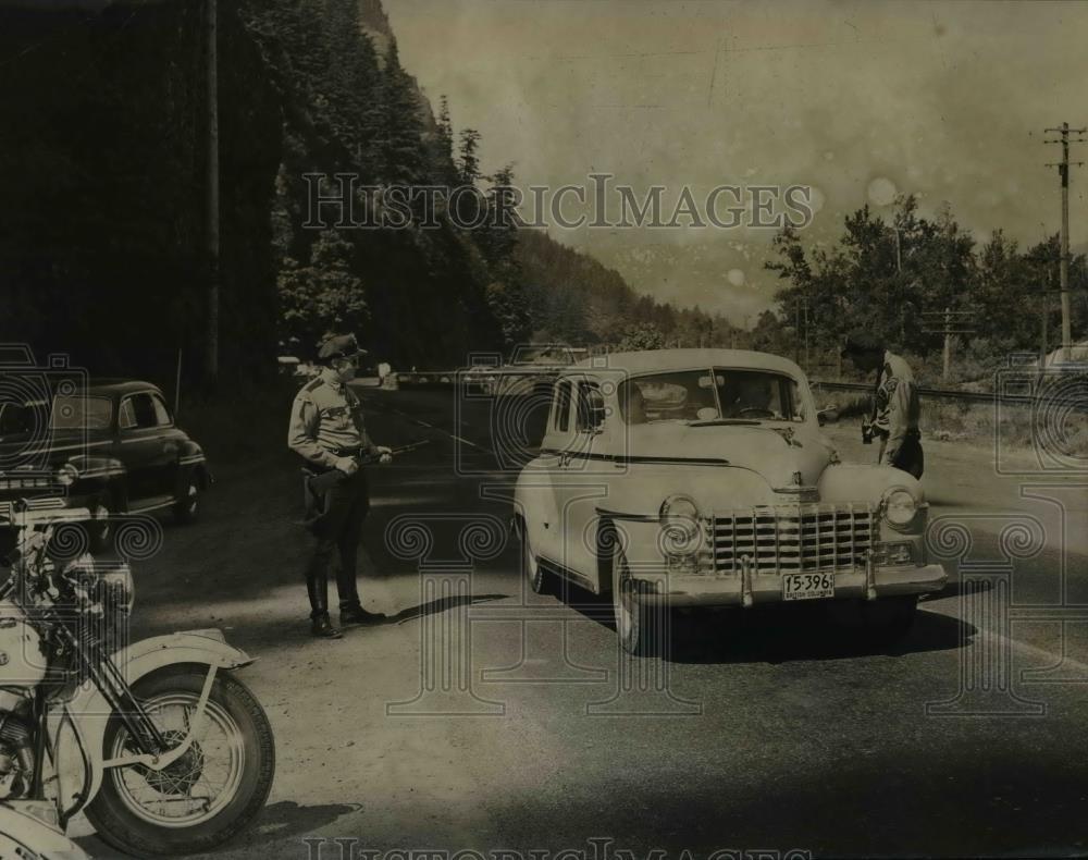 1949 Press Photo Travelers from British Columbia among stopped by officers - Historic Images
