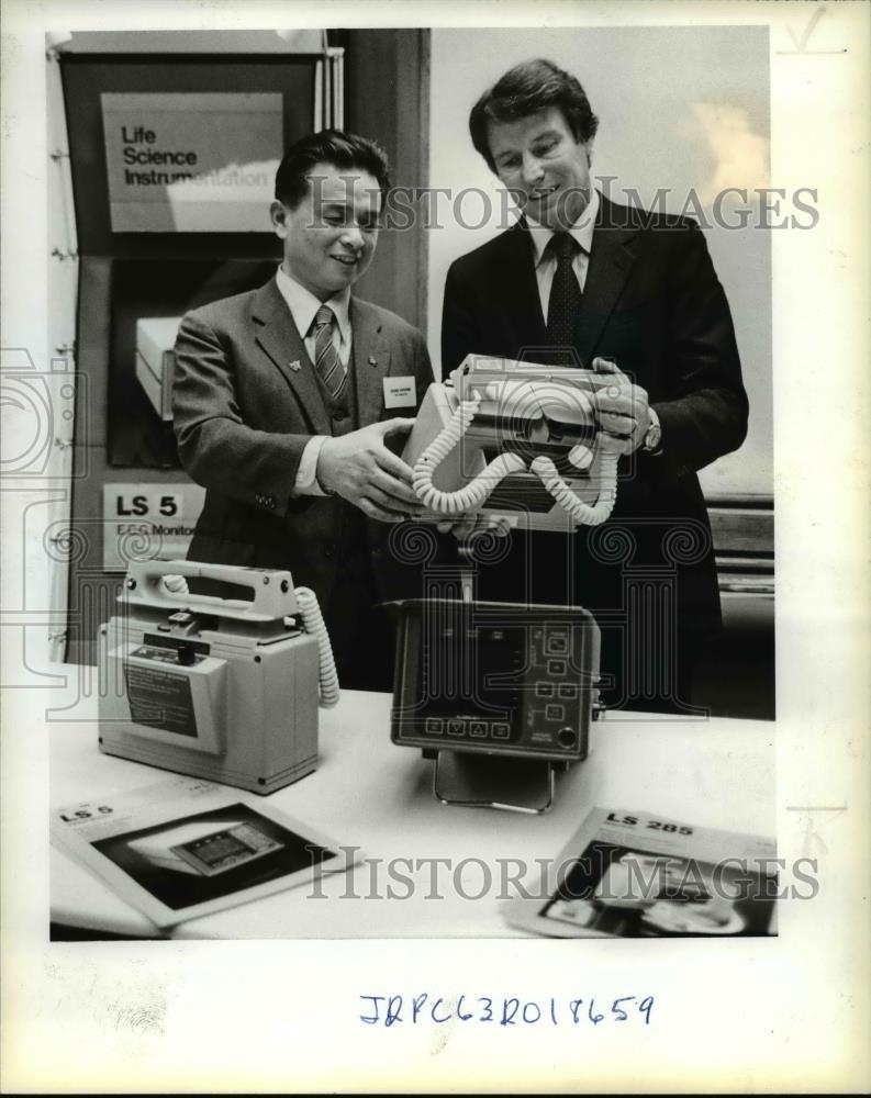 1984 Press Photo Zhang Xuedong & Rep. Don Bonker View Cardiac Monitor - orb04463 - Historic Images