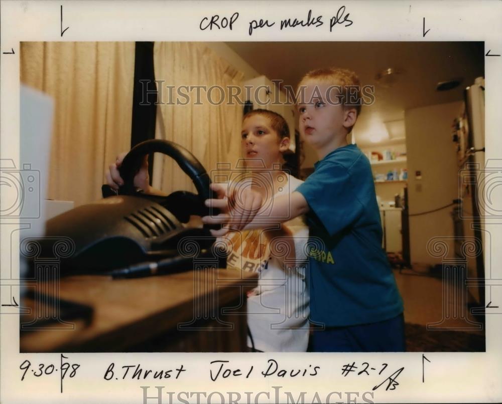 1998 Press Photo Children Using Wheel for Computer at Thrustmaster - orb08450 - Historic Images