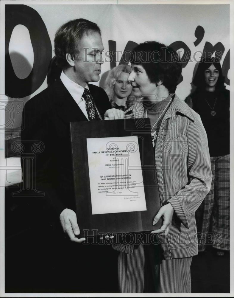 1977 Press Photo OECO Corp, employee Oma Baldwin, Subcontractor of the year - Historic Images