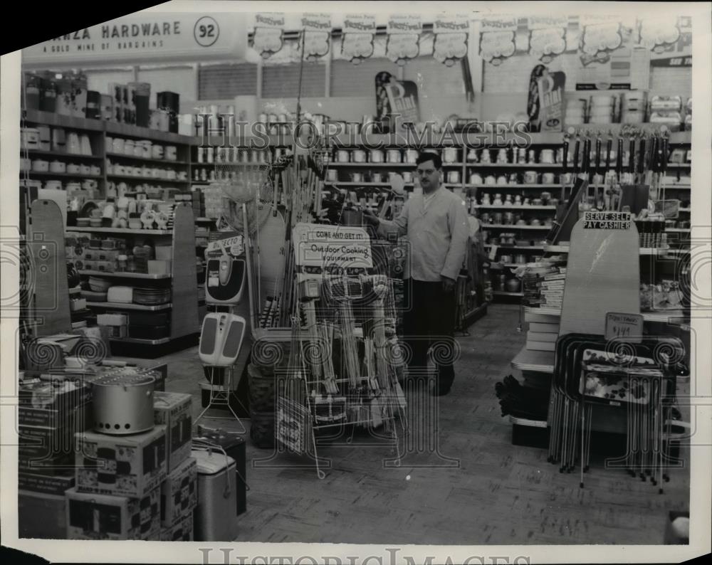 1954 Press Photo Meadowbrook Leader Store with ernie Grans of Cleveland Heights - Historic Images