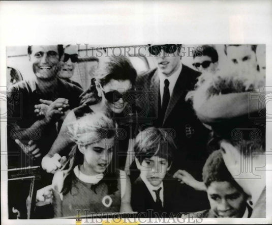 1969 Press Photo Arrival Of Mrs. Jacqueline Onassis And Her Children In Athens - Historic Images