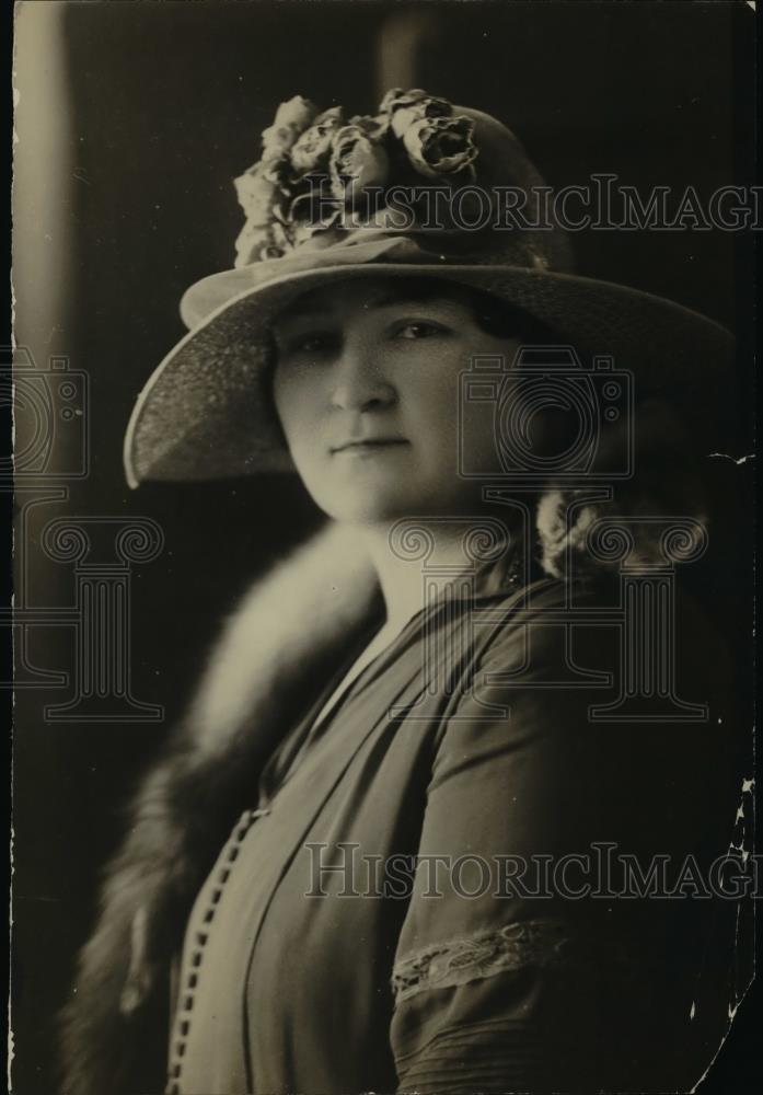 Press Photo Mrs. A.G. Rushlight Hostess - ora74252 - Historic Images