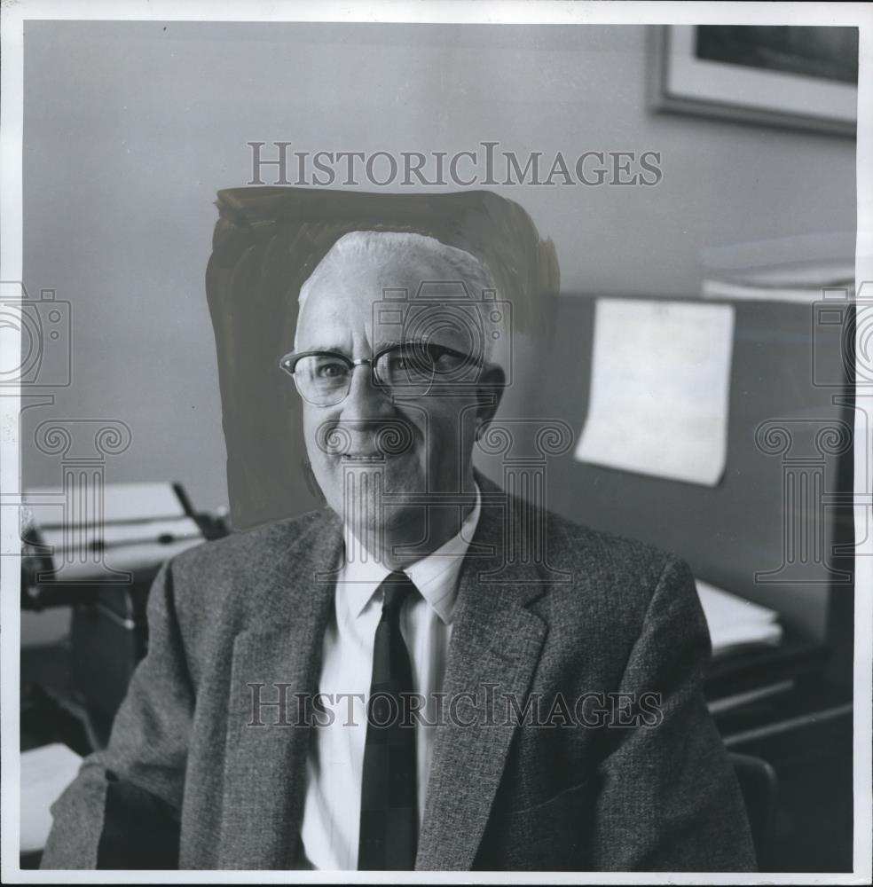 1962 Press Photo Claude B Welch, chief traveling joint facility accountant - Historic Images