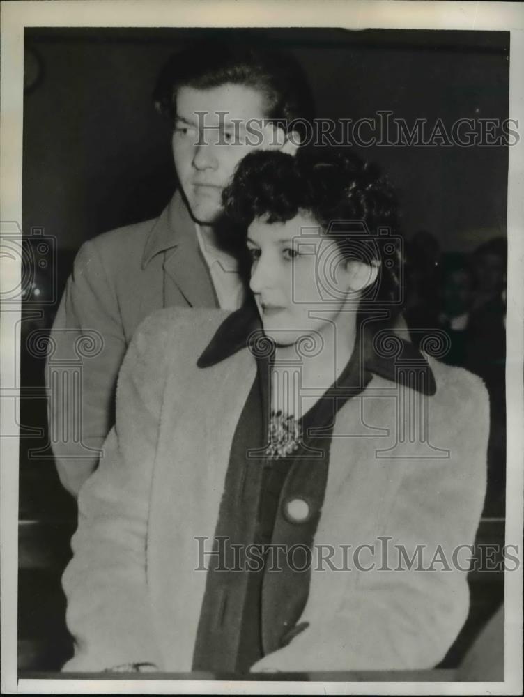 1943 Press Photo Mrs Elsie Lieberman cab driver at court with William Willis - Historic Images