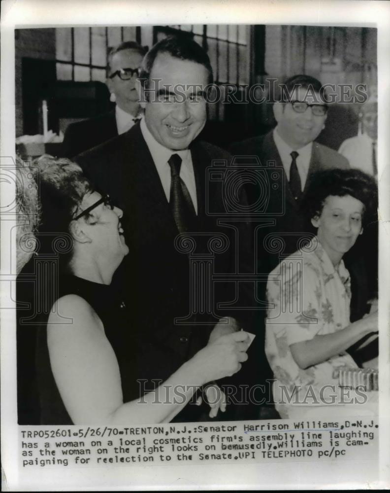 1970 Press Photo Sen. Harrison Williams on a local cosmetic frims assembly line - Historic Images