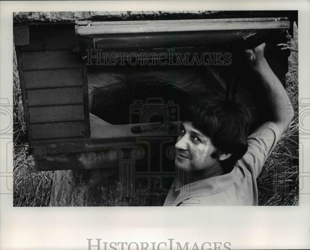 1978 Press Photo Orenco resident Joe Whalan examine bricked wells - orb32441 - Historic Images