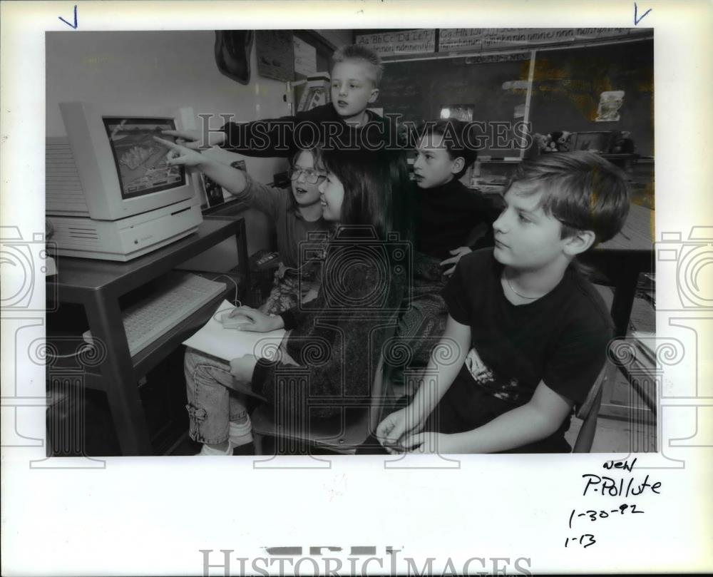 1992 Press Photo William Clark Elementary School-computer game about pollution - Historic Images