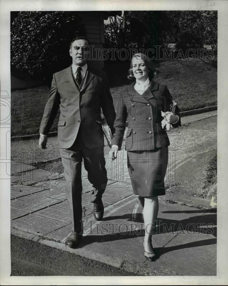 1970 Press Photo Tom Vaughan and wife, Sherry, walking downtown - ora91001 - Historic Images
