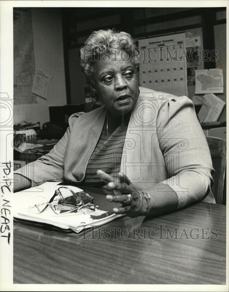 1985 Press Photo Edna Robertson coordinator for the Neighborhood Assoc