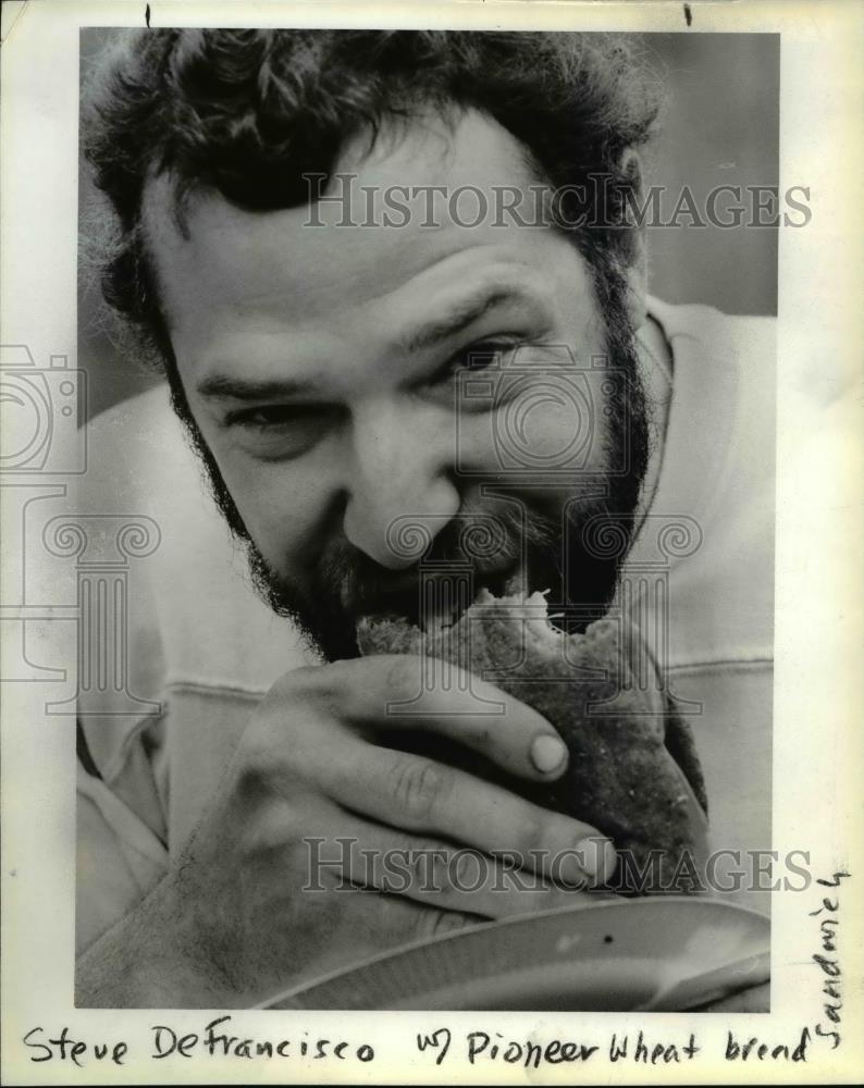 1981 Press Photo Steve DeFrancisco on Pioneer wheat bread as pocket bread - Historic Images