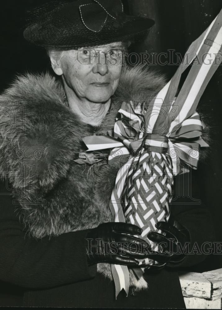 1943 Press Photo Miss Anne Whitaker, daughter of Oregon's first governor - Historic Images