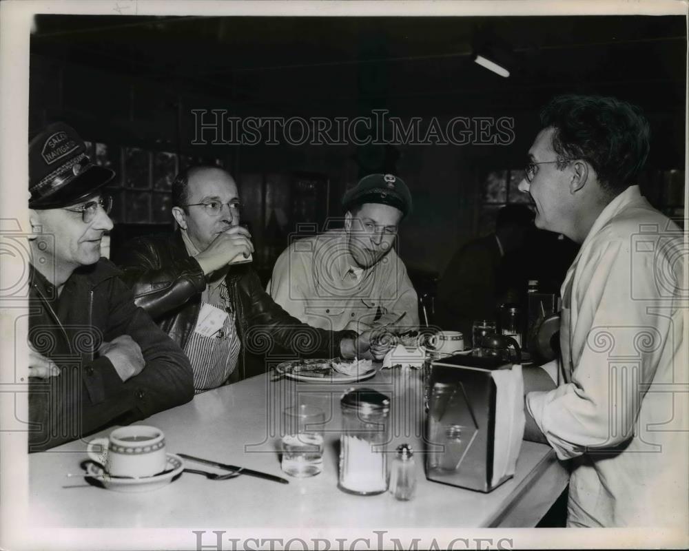 1950 Press Photo Frequent customers at the Top o&#39; Hill counter - orb59682 - Historic Images