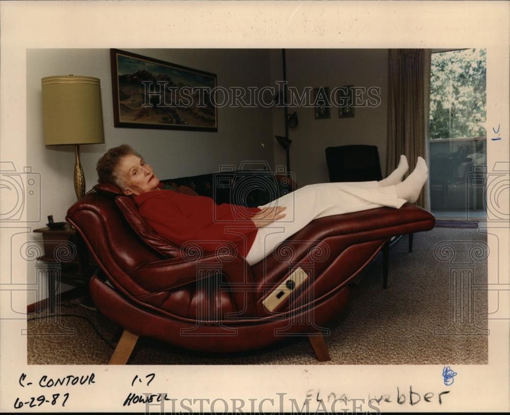 1987 Press Photo A lady rest on her contoured chair at her home - orb74631 - Historic Images