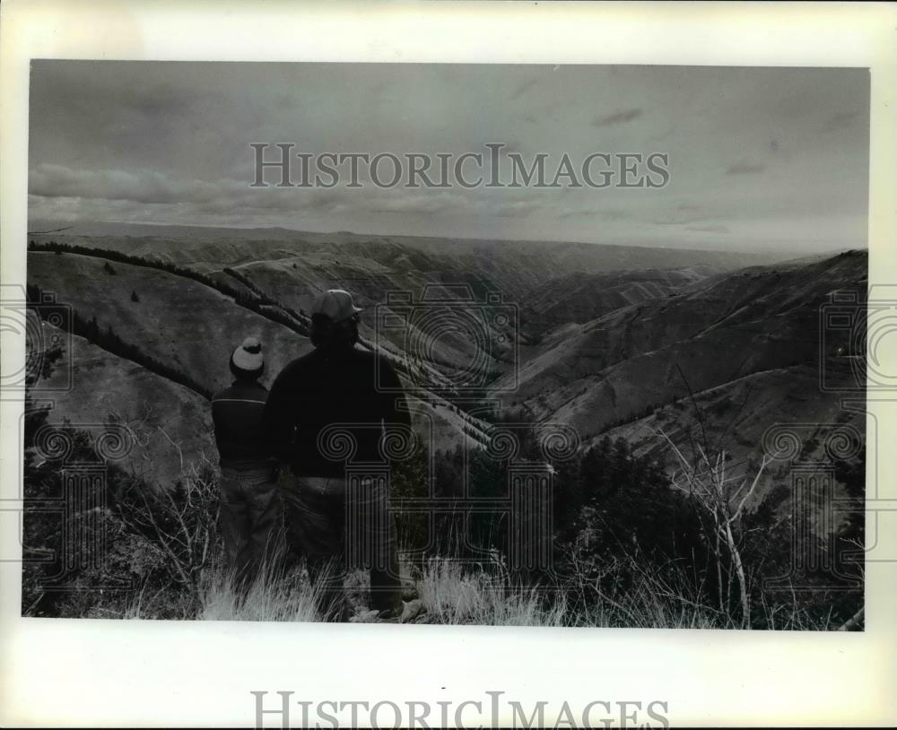 1981 Press Photo PC Goin &amp; Rick Cremer hunting across canyon country - orb75270 - Historic Images