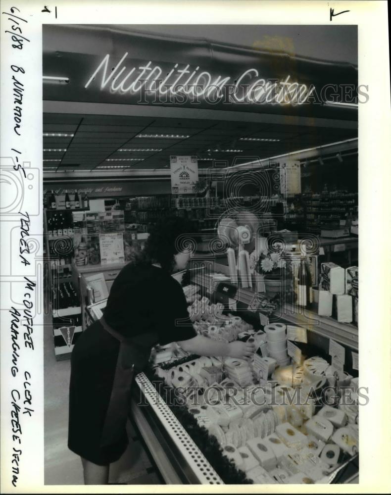 1988 Press Photo Beverton Fred Meyer Store Teresa McDuffee Nutrition C