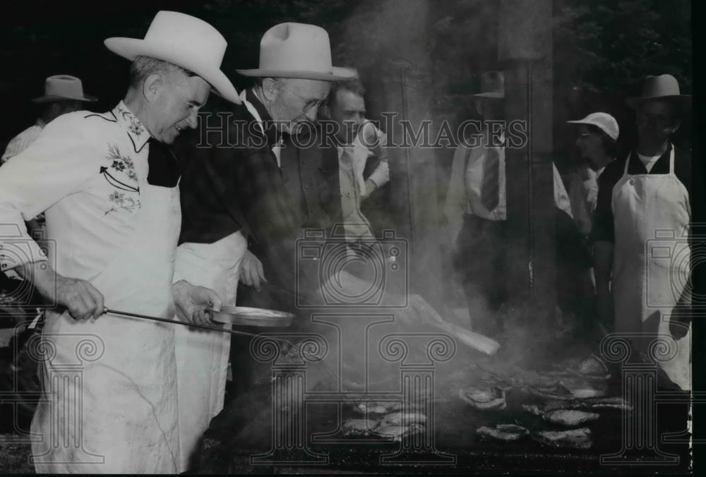 1950 Press Photo Chef Walter Brennan dabs grease as Gov ernor McKay flips steaks - Historic Images