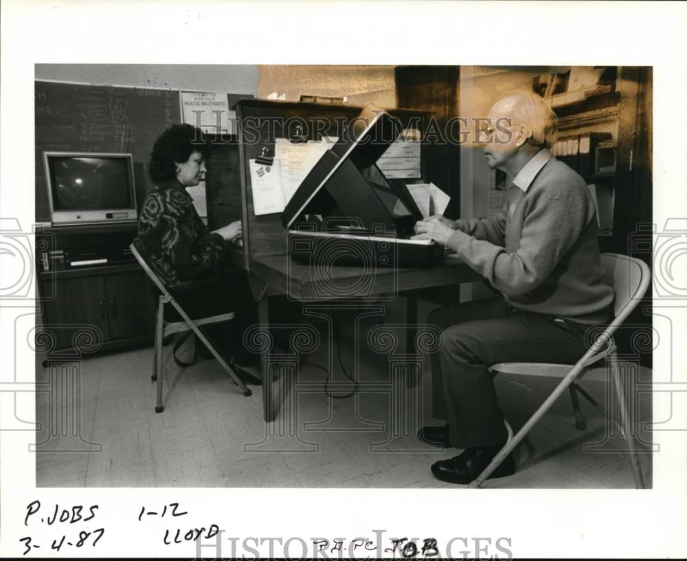 1987 Press Photo Judy Marlead, Merle Putnamnew resource center at JOB