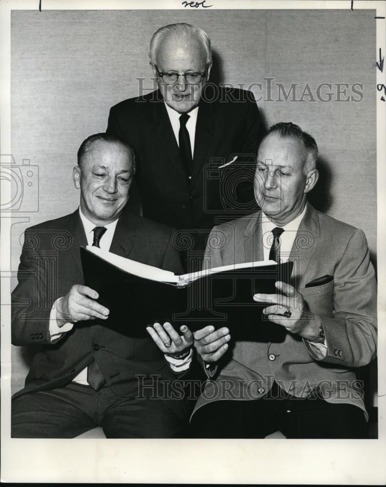 1965 Press Photo Willard Durst(seated left), Eugene Lowe & Harry Thye (standing) - Historic Images