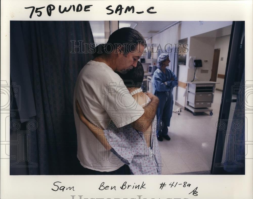 2000 Press Photo Sam Lightner Family at the hospital - ora54949 - Historic Images