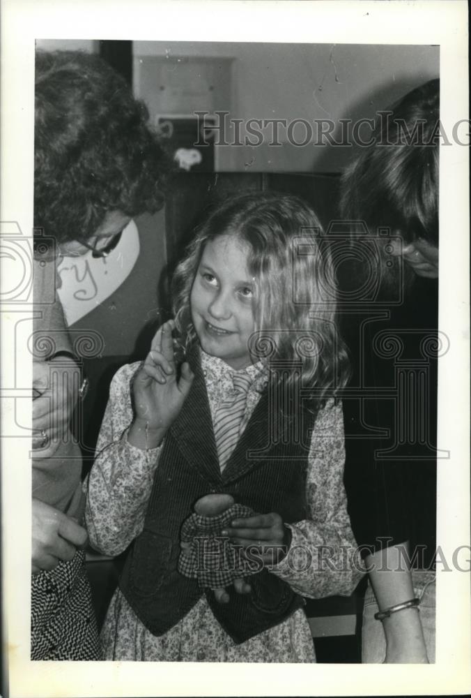 1979 Press Photo Deaf persons - Katrina Wilson communicates in sign language - Historic Images