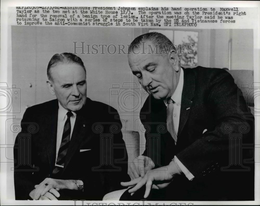 1964 Press Photo Pres. Lyndon Johnson explain his operation with Maxwell Taylor - Historic Images