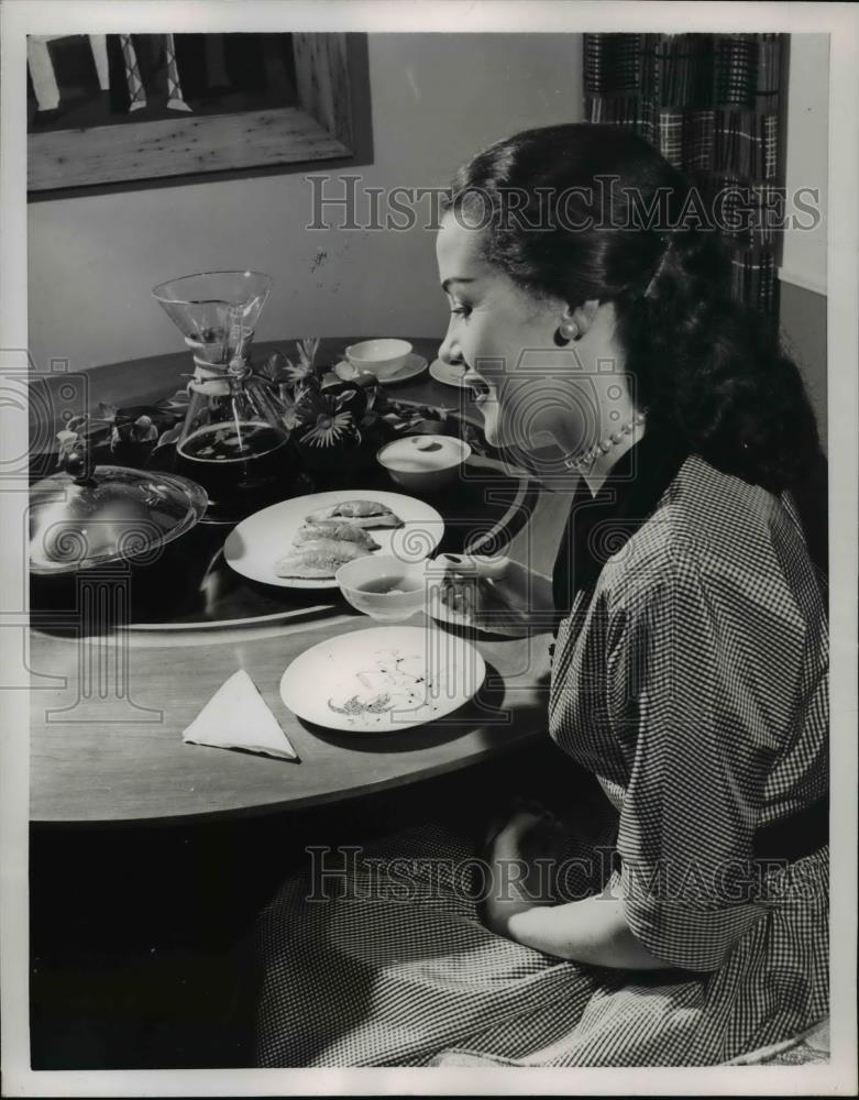 1951 Press Photo A walnut table with electric hot plate for coffee service - Historic Images