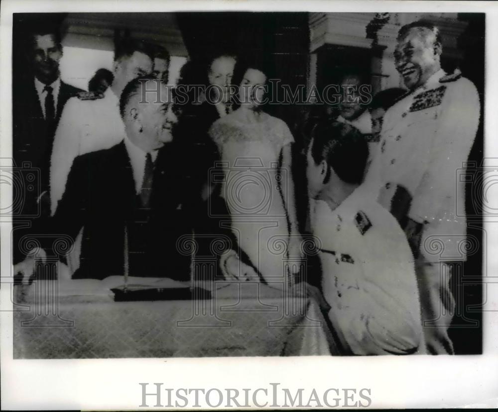 1966 Press Photo Pres Johnson with Thailand&#39;s Prime Minister Thanom Kittikachorn - Historic Images