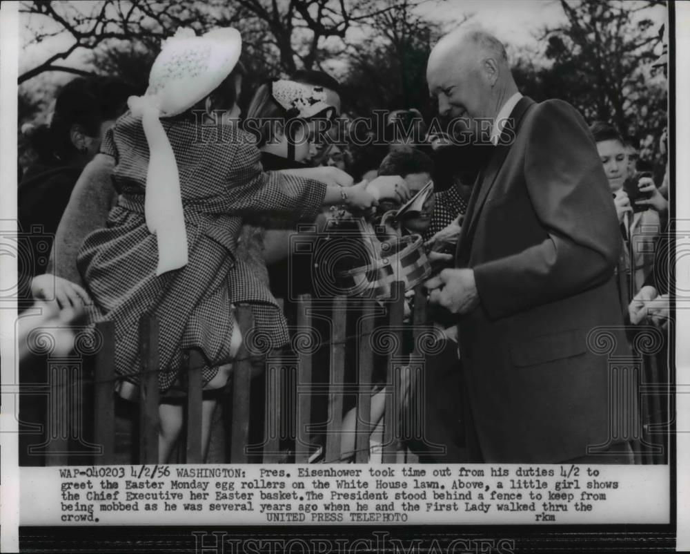 1956 Press Photo Pres. Eisenhower Greet The Easter Monday Egg Rollers - Historic Images