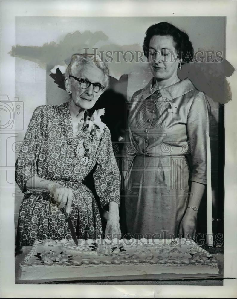 1962 Press Photo Mrs.Oliver Wickersham (L) &amp; Mrs. Robert Pfaeder - orb44234 - Historic Images