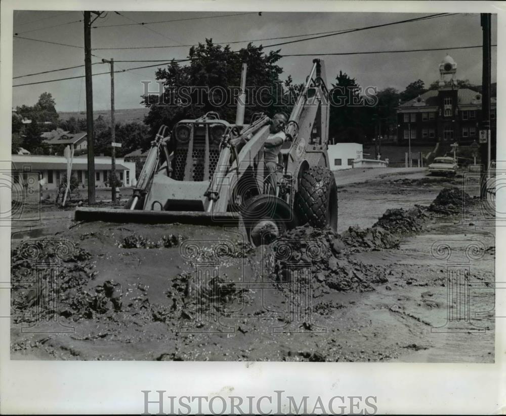 1969 Press Photo Street Work Foot of Mud Flooding Oregon - orb12958 - Historic Images