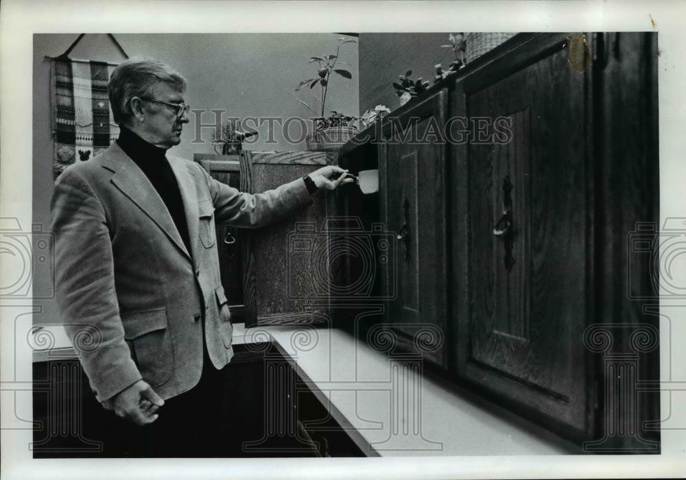 1976 Press Photo Neil Kelly tests kitchen display, cupboard at ideal height - Historic Images
