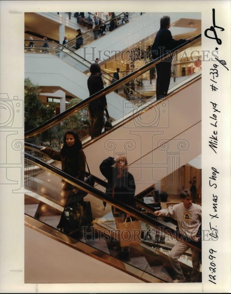 1999 Press Photo Christmas Shopping at Pioneer - orb10658 - Historic Images