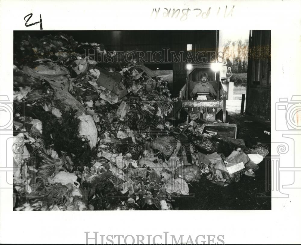 1986 Press Photo Ron Wilson at Bellingham Garbage Disposal Plant orb