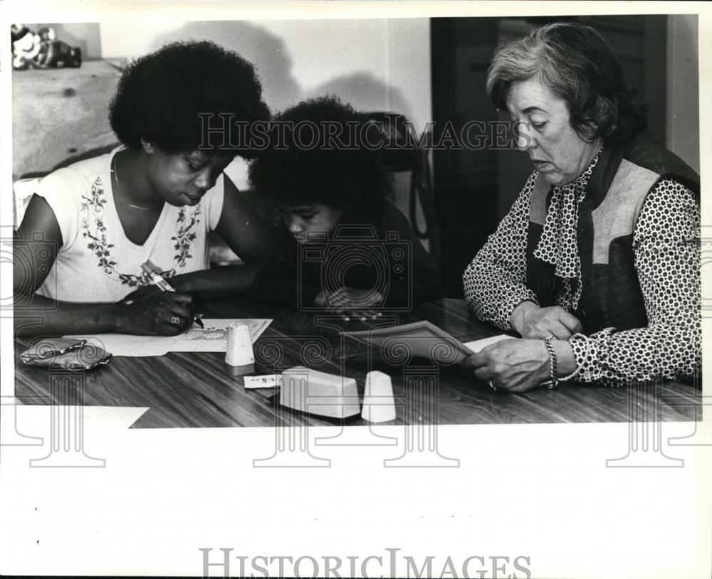 1981 Press Photo Sabrina Jenkins &amp; son Melvin w/ Woodlawn teacher Olive Ranck - Historic Images