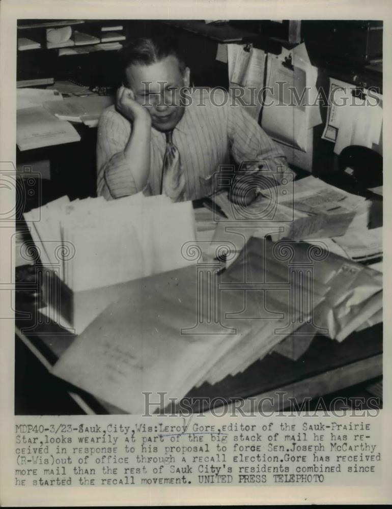 1954 Press Photo Leroy Gore Editor of the Saul Prairie Star with stack of mail - Historic Images