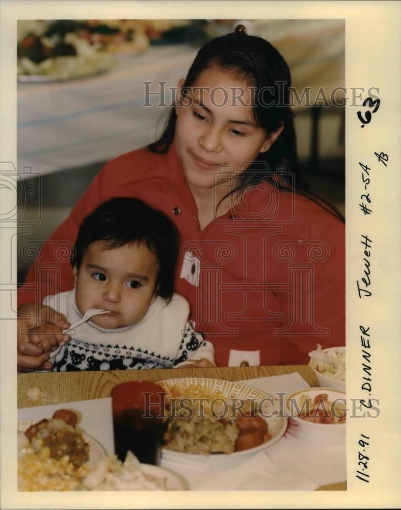 1991 Press Photo Centro Cultural of Washington County Oregon-Thanksgiving meal - Historic Images