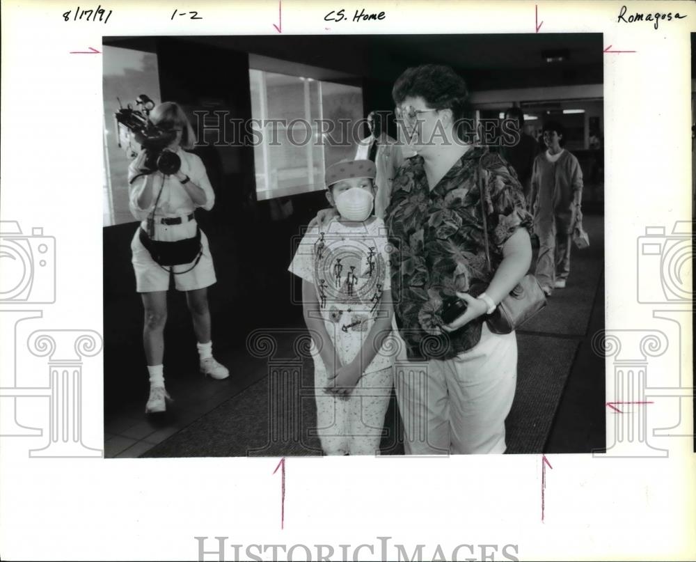 1991 Press Photo Kim muprhy &amp; mother leave hospital after bone marrow transplant - Historic Images