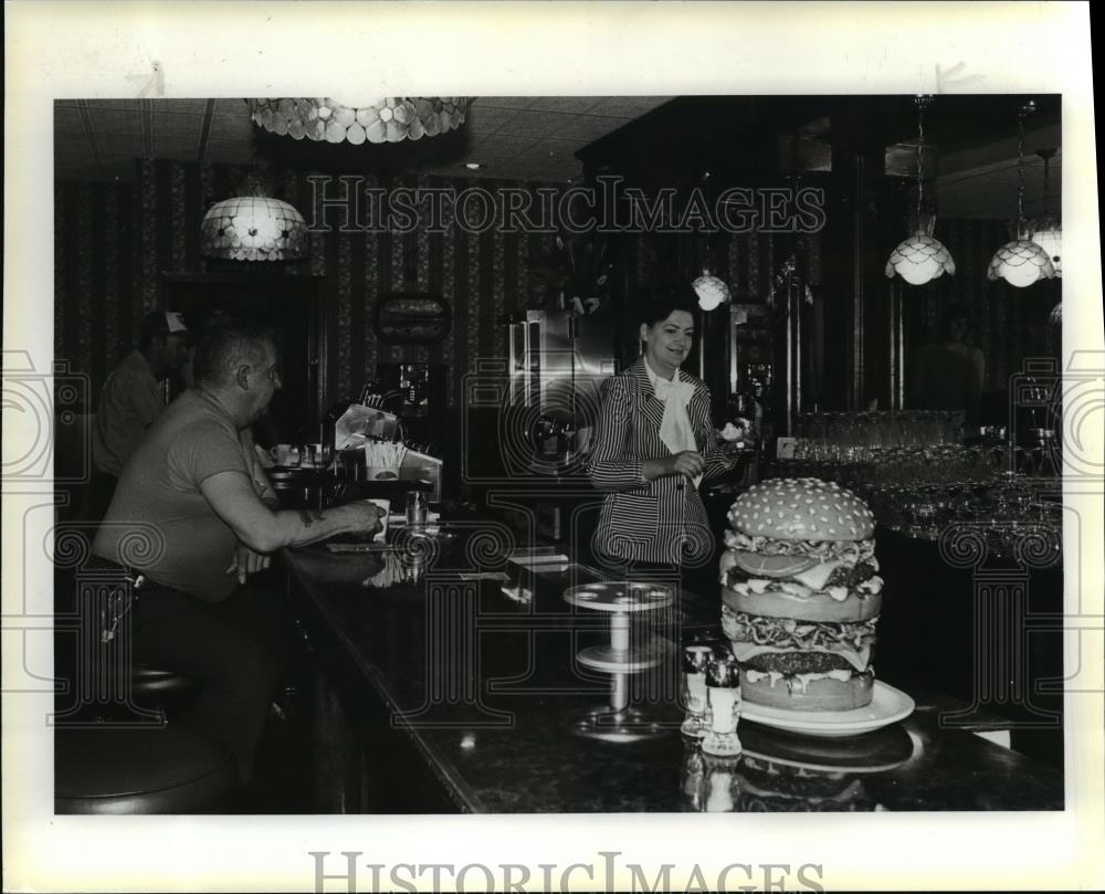 1981 Press Photo Trevalee Johansen, Trevalee&#39;s Restaurant owner - orb45040 - Historic Images