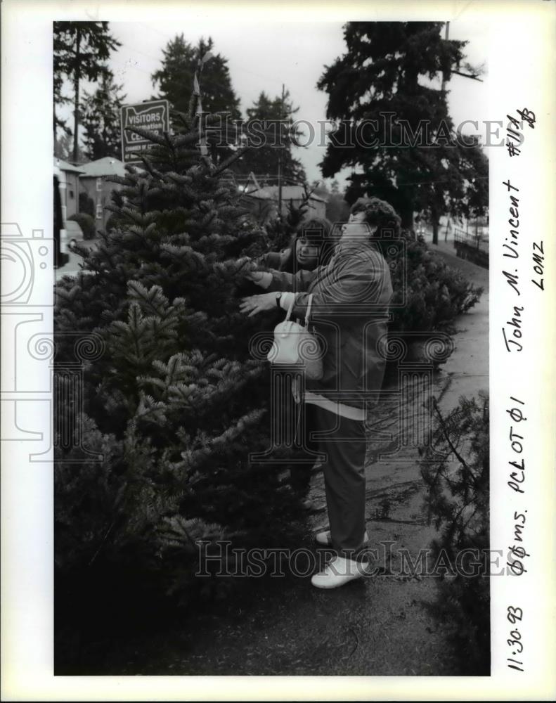 1993 Press Photo Christmas Tree Shopping - orb04647 - Historic Images