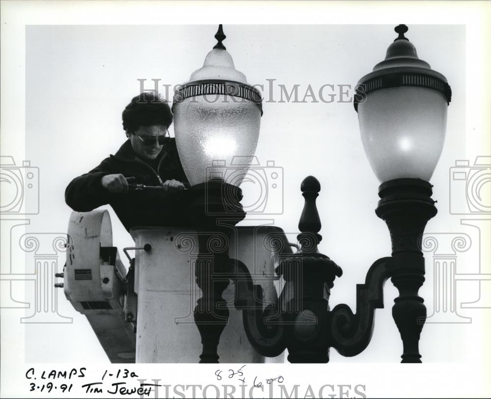 1991 Press Photo Milton O'Neill replacing lamp covers on Tom McCall Waterfront - Historic Images