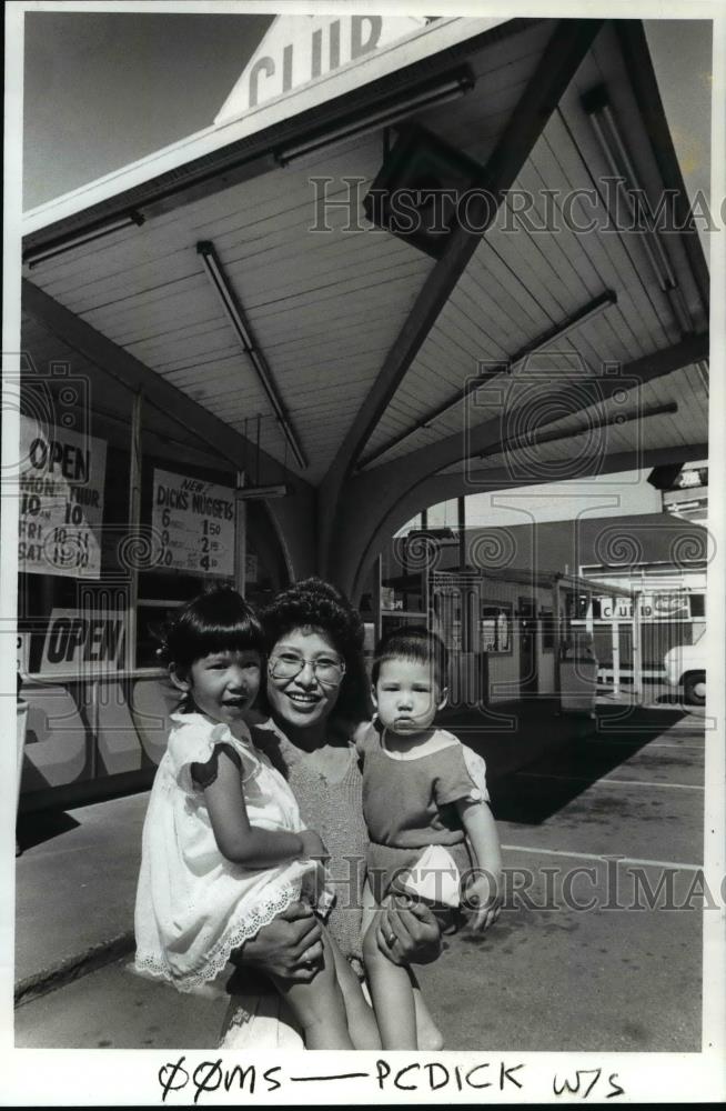 1985 Press Photo Fund Raising,Dick's Club 19 Drive-In,Gladstone,Kwang-Soon Hicks - Historic Images